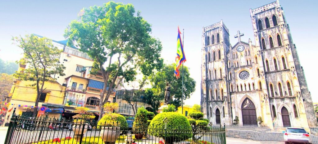 Visitar la Catedral de Hanoi es una buena opción para descubrir Hanoi.
