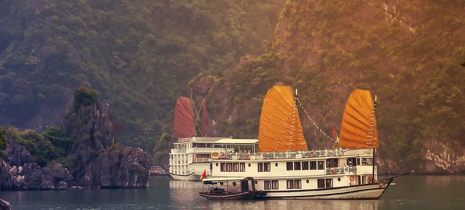 Crucero de un Día de Lujo por la Bahía de Halong (Grupo Compartido)